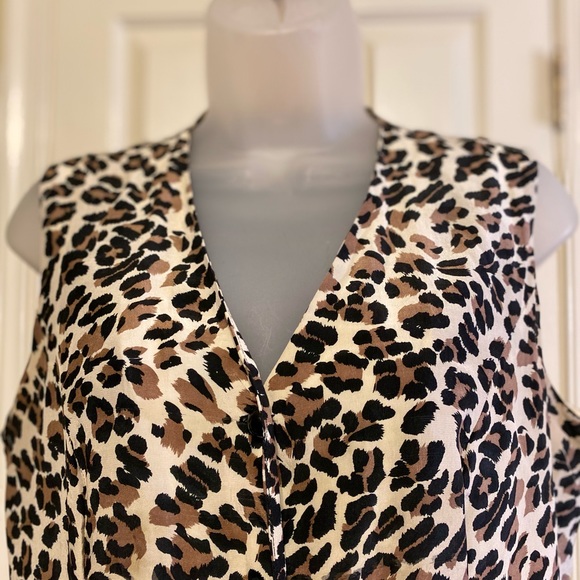 Nancy Crystal - VTG SILK leopard print v-neck sleeveless button up top, … - Picture 3 of 7